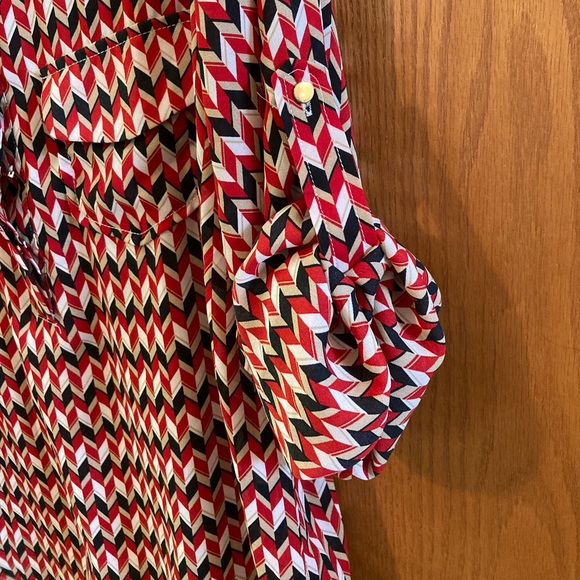 COPY - GRIFFLIN Dress style Henley blouse. Roll tab sleeves Made in Canada Size… - Picture 5 of 7